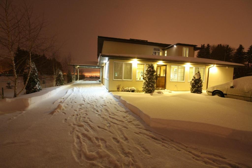 Villa Maria Country Inn Acheson Exterior photo